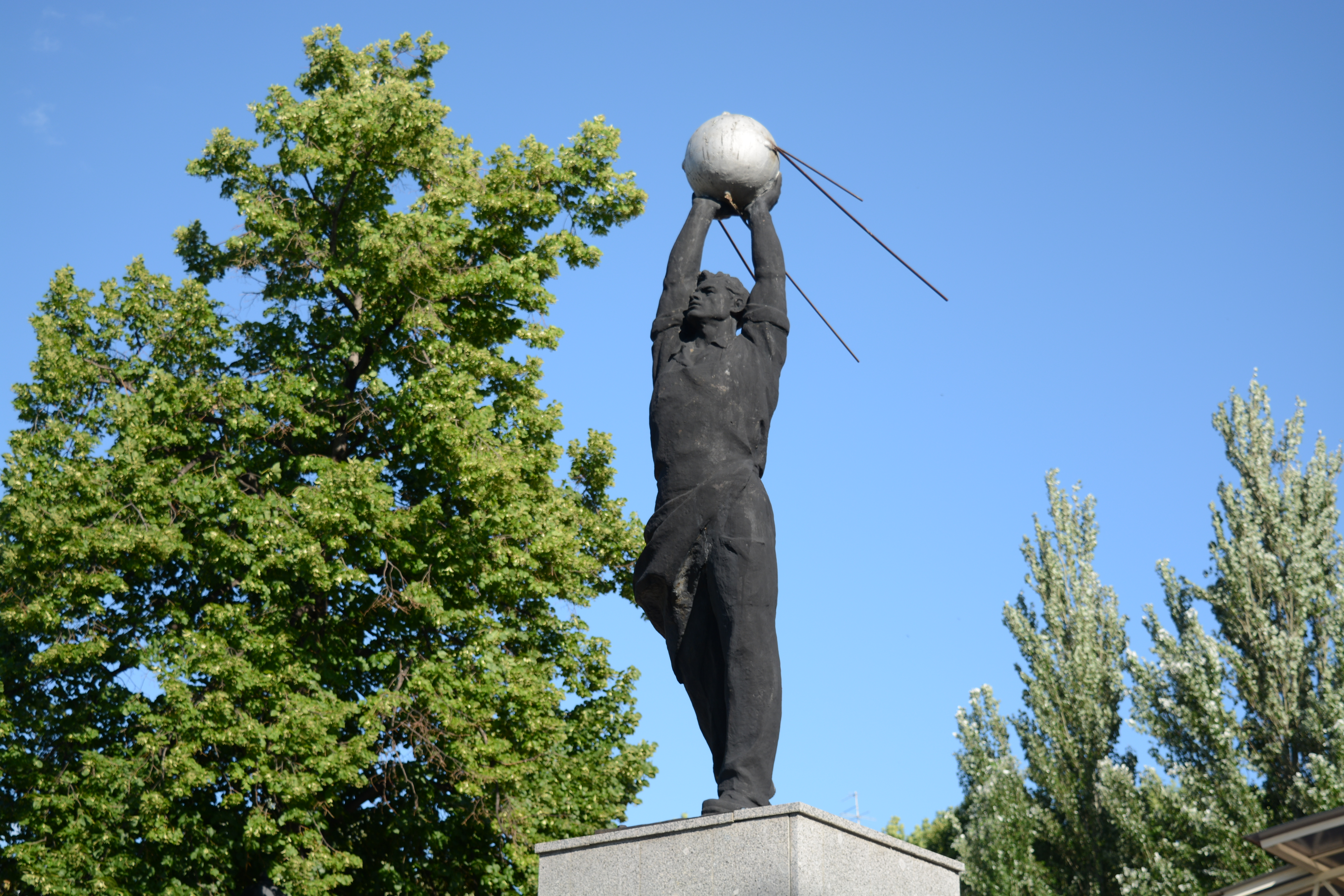 Памятник первому полету в космос. Памятник покорителям космоса Самара. Памятник космонавтам Самара. Памятник Гагарину в Самаре на набережной. Статуя Гагарина Самара.