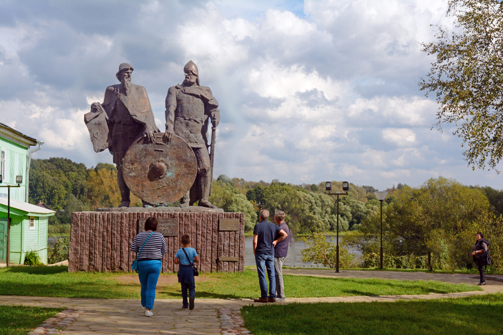 Памятник рюрику и олегу в старой ладоге фото