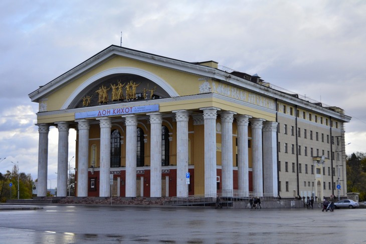 Театр карелии. Музыкальный театр Республики Карелия Петрозаводск. Музыкальный театр Республики Карелия г.Петрозаводск 1955г. Театр в Петрозаводске арх Бродский. Драм театр Петрозаводск рисунок.