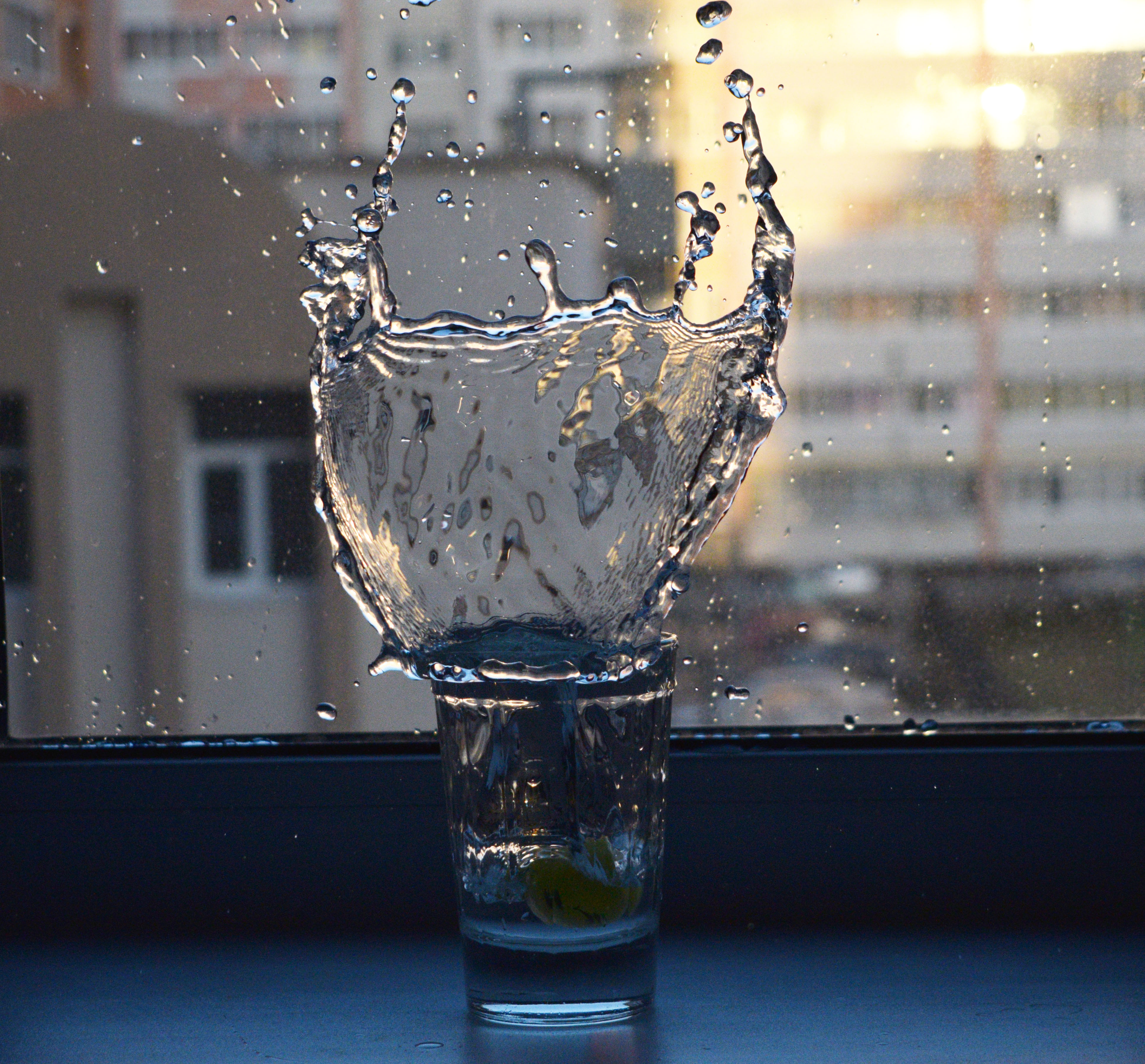 Воду лить стакан. Стакан воды Эстетика. Стакан воды. Стакан воды на окне. Вода в бокале Эстетика.