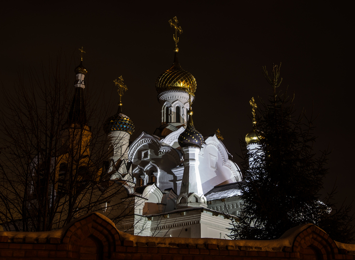 Видна церковь. Церковь светлый. Храм в вечернее время. Фото церкви на черном фоне. Парк рядом с Церковью.