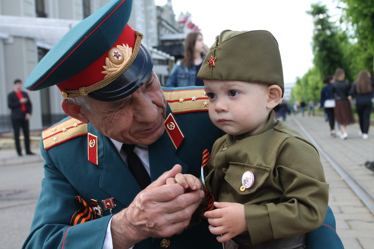 День победы надевают наши деды боевые ордена. Воспитатель с детьми. На параде 9 мая синяя красная одежда.