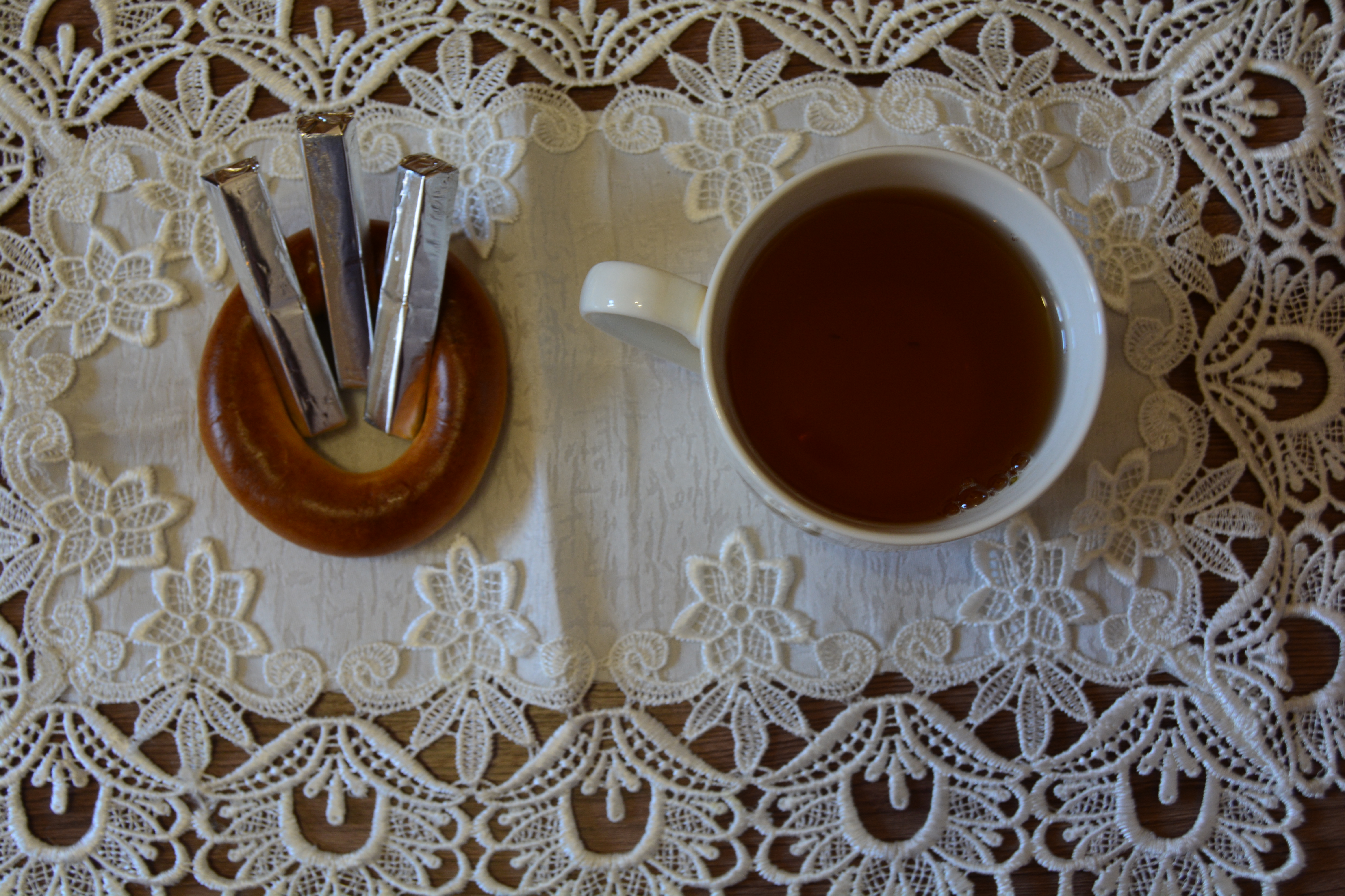 Натюрморт чашки чая на кружевной скатерти